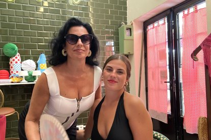 Laura González y su madre Conchi, clientes habituales de la Quesería Yo sin Ti.