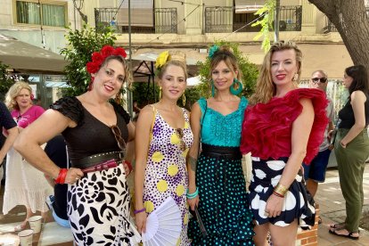 María José Escánez, Anaís J. Sánchez, Laura López y Mercedes Úbeda, amigas de Almería capital, posan luciendo sus preciosos trajes.