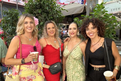 Pili, María, María del Mar y Belén, vecinas de Huércal y amigas desde hace tiempo, posan ante la cámara de La Voz.