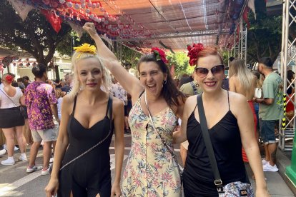 Paqui, dueña de la cafetería La Nube, junto a sus amigas Raquel y Carmen.