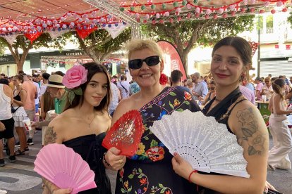 Mari Carmen Rueda, Sara Castro y Noemí Sánchez, trabajadoras de Carrefour de Almería y Huércal, en el ambigú de la Hermandad de la Estrella.