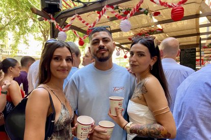 Rocío García, Cristina Fernández y Nicolás Trujillo, amigos de Roquetas, pasan el rato en el ambigú de Almedina.