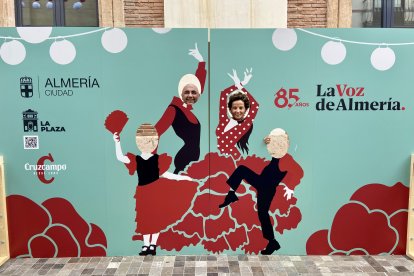 María y José, amigos de Almería, posan en el photocall de LA VOZ, patrocinado por el Ayuntamiento, Siente la Plaza y Cruzcampo.