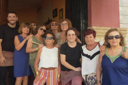 Las Niñas en Bodegas Aranda, en la feria del mediodía, que se definen a sí mismas como \
