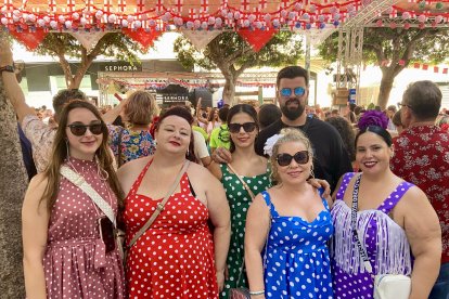 Una familia con sus amigos, de Huércal y Roquetas, disfrutan de un buen rato en el ambigú de la Hermandad de la Estrella.