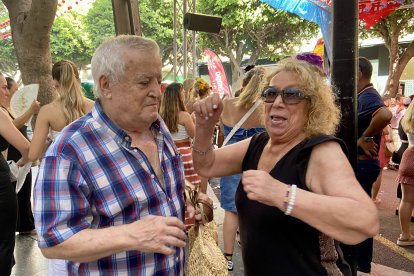 Ana Manzano y Ramón Sáez bailan en el ambigú de la Hermandad de la Estrella al ritmo de la charanga.