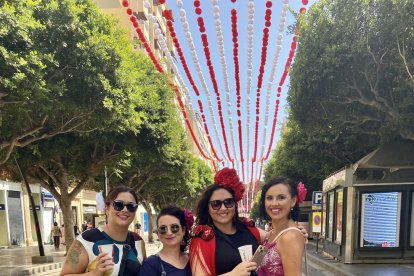 Lidia, África, Inma y Patri, amigas de Almería ciudad, en el Paseo de Almería.
