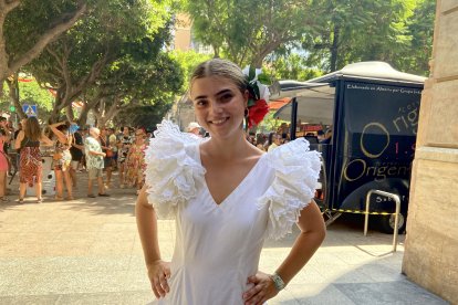 Jade Castiñeyra, una madrileña medio almeriense, posa con su traje de flamenca.