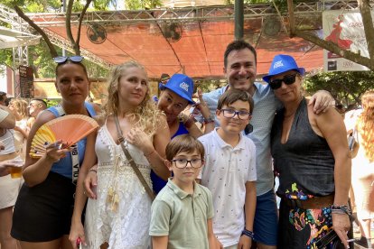 Un grupo de amigos de Murcia y Almería posan sonrientes en su primer día de feria.