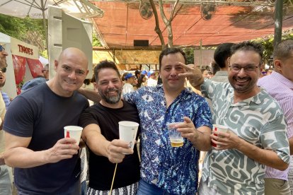 Cuatro amigos y compañeros de trabajo en el Taller Rubemar, brindan frente a la Cámara de LA VOZ.