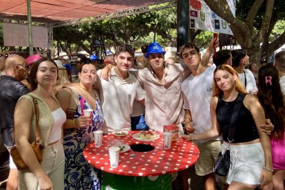 Amigos de Almería que han ido todos los días a la feria disfrutan 