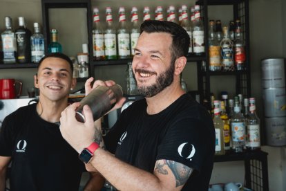 Los camareros Jero y Josete de Ático HO preparando los mejores cócteles para los clientes.