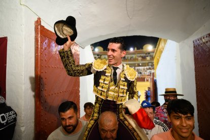 Talavante sale a hombros.