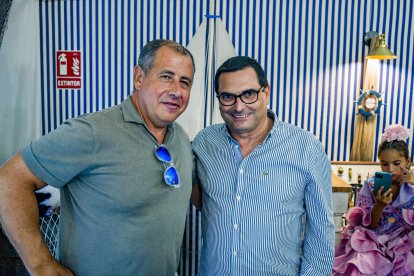 José Miguel Portaña y Jesús López posan para La Voz de Almería en la caseta La Pita.