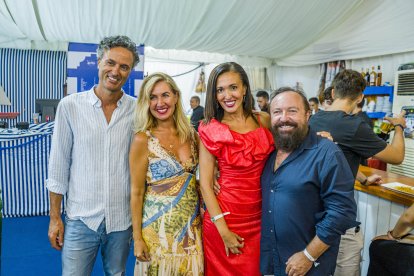 Javier López, Mabel Sáez, Mariluz Martínez y Paco Egea, siempre mostrando amabilidad y simpatía con La Voz de Almería en La Pita.