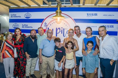 El torero Jesús Olivencia celebrando sus 25 años de alternativa en compañía de su familia y Paco Egea, presidente de La Pita.