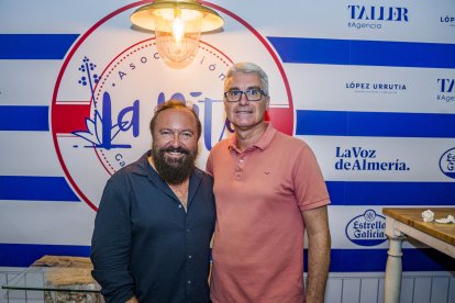 Paco Egea y Francisco Caravaca posan en el photocall patrocinado por La Voz de Almería, López Urrutia, Taller Agencia y Estrella Galicia en La Pita.