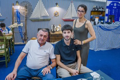 Andrés Martínez, Andrés Carlos Martínez e Isa García, una familia llegada desde el municipio almeriense de Pulpí para disfrutar de la Feria de la capital en La Pita.