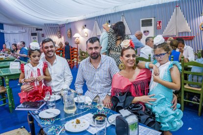 María Luisa Fernández, David Fole, Daniel San Vicente y las pequeñas María Luisa y Carmen.