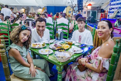 Mar París y familia disfrutando de una agradable velada en la caseta La Pita.