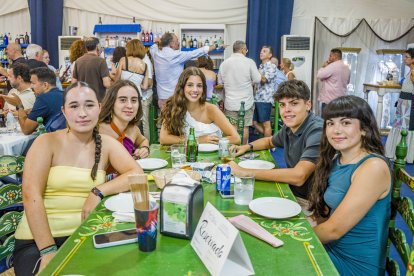 Paula Gómez, Aida Caravaca, Ana Torres, Pablo Montoya y Laura Gutiérrez.