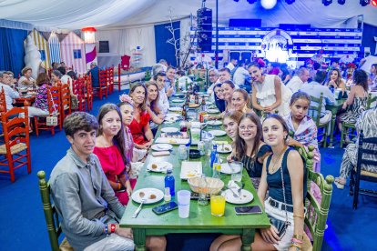 Estas familias de la Compañía de María escogieron La Pita como el mejor lugar posible para reunirse y pasar una espléndida noche de viernes en el Recinto Ferial.