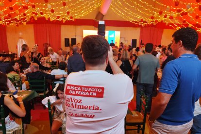 El fotógrafo de LA VOZ, Giuliano Yacuzzi, captando las mejores tomas con su cámara.