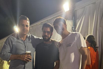 Nacho, empresario, Álvaro Izquierdo, alcalde de Enix y diputado provincial, junto a Pedro, amigo de ambos.