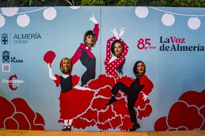 Silvia, Astrid, Daniela y Anabel posan en el photocall patrocinado por La Voz de Almería, Siente La Plaza, Ayuntamiento de Almería y Cruzcampo.