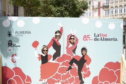 Familia almeriense posando en el photocall de Siente la Plaza, Ayuntamiento de Almería, Cruzcampo y LA VOZ.