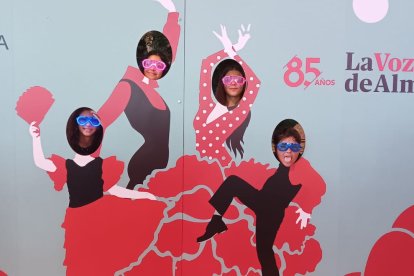 Martina, Laura, Paula y Fran, viviendo la mejor Feria en el photocall de La Voz de Almería, Siente La Plaza, Ayuntamiento de Almería y Cruzcampo.