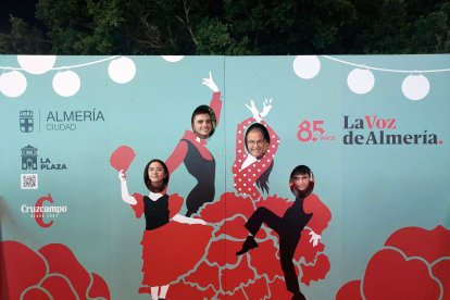 Manuel Miras, Manuel Miras, Jesús Miras y María del Mar Miras pasaron por el photocall de La Voz de Almería, Siente La Plaza, Ayuntamiento de Almería y Cruzcampo.