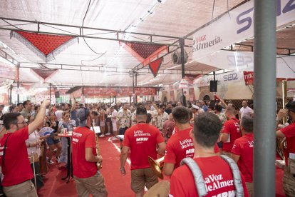 El perfecto ambiente en el ambigú de Kuver durante la Feria del Mediodía.