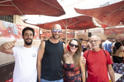 José Manuel, Dani, Sara y Miguel Ángel, amigos que llegaron desde Vera, posaron ante la cámara en la entrada del establecimiento de Kuver.