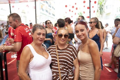 Encarna Rodríguez, Josefa Rodríguez y Fátima Rubí, amigas y familia almeriense, posaron de lo más sonriente mientras bailaban algunas sevillanas en el ambigú de Kuver.
