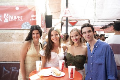 Irene Laborda, de Barcelona, Lucía López, de Almería, Maite González, de Granada, y  Jaime Abolafia, de Jaén, decidieron reunirse en la Feria del Mediodía y confesaron que se conocieron durante su Erasmus en Italia.