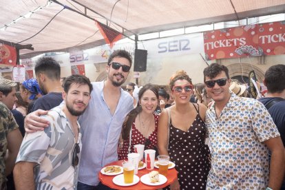 Santi, Carlos, Laura, Marina y José Manuel, amigos de Almería, Murcia y Albacete, se reunieron en las fiestas almerienses para pasarlo en grande y bailar algunas sevillanas.