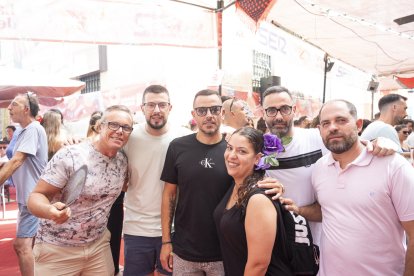 Pascual, Rubén, Dani, Jesús, Carmen y Vicente, amigos almerienses, posaron muy felices en una de las mesas altas del ambigú mientras disfrutaban del ambiente de fiesta.