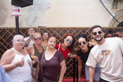 Jesús Elvira y las Berenjenas, amigos de Almería y Madrid, tomaron unas tapas de migas y pinchos.