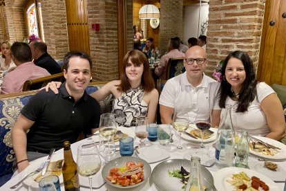 Sergio, Isabel, Juan Carlos y Pilar, compañeros de Computer Packages Inc, listos para degustar uno de los platos más comunes del local.