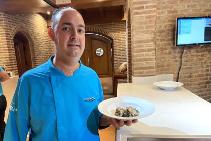 José Manuel Berenguer, chef y propietario, sosteniendo unas ostras listas para cocinar.