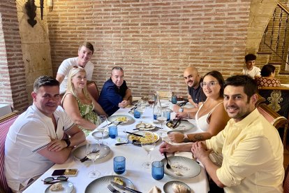 Familia Benete posando ante la cámara de La Voz tras haber probado la tortilla vaga de calabacín y gamba blanca de Almería.
