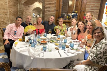 Compañeros de trabajo de Computer Packages Inc brindando por un día de feria único entre amigos.