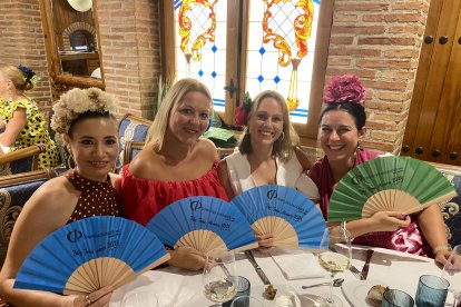 Mari Carmen, Olga Luisa y Pilar, risueñas y luciendo los diferentes abanicos de la empresa Computer Packages Inc.