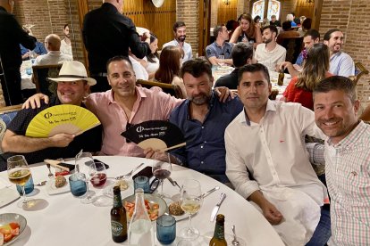 Cazorla, Mora, José, Juan y Epi, algunos de los hombres que forman parte del equipo de Computer Packages Inc, listos para degustar los sabores mágicos de Tinta Negra.