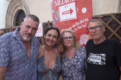 La familia Ferrores formada por Ángel, Ana, Mari Loli y Antonio se divirtieron en el ambigú de Kuver tapeando migas y lomo y tomando unas cervezas al son de la música.