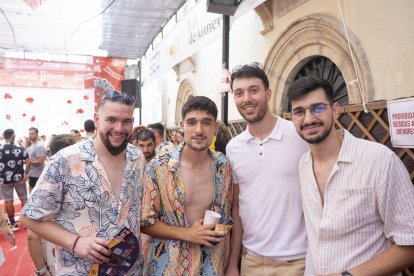 José. Javi, Alberto y Álvaro, amigos almerienses desde pequeños, posaron muy sonrientes ante la cámara mientras tomaban unos tintos en el ambiente de Feria de Almería.
