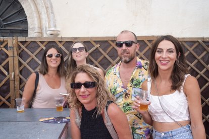 Los amigos murcianos María José, María, Paco, Esperanza y Tania llegaron hasta Almería para conocer por primera vez la Feria y confesaron lo mucho que les estaba gustando el ambiente y \