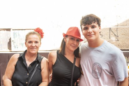 Carmen, con su bonita flor roja, Ángeles, con su alegre sombrero colorido, y Adrián pasaron un cálido Mediodía en el establecimiento para despedir los días de Feria.