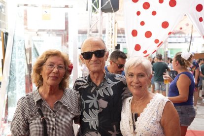 Ana María Morales, Ramón García y Andrea Morales, amigos almerienses, decidieron pasarse por el ambigú de Kuver y bailar algunas sevillanas que sonaban en el altavoz del establecimiento.